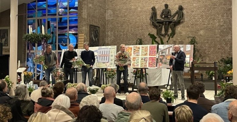 De kogel is door de kerk en er is witte rook voor de supermarkt! De kerk zat bomvol zondagmiddag. (Paparazzi Media)