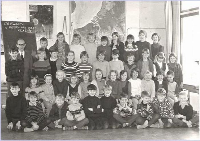 1968-69-4e-klas-onderwijzer-j-c-snellenberg.jpg