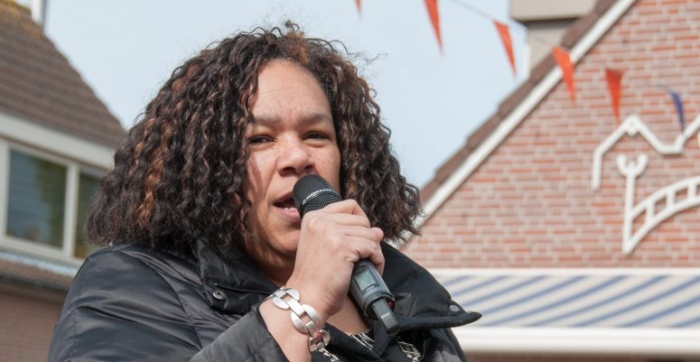 Burgemeester Dagmar Oudshoorn, Koningsdag 2017 in De Kwakel (Foto: Annemarieke Verheij)