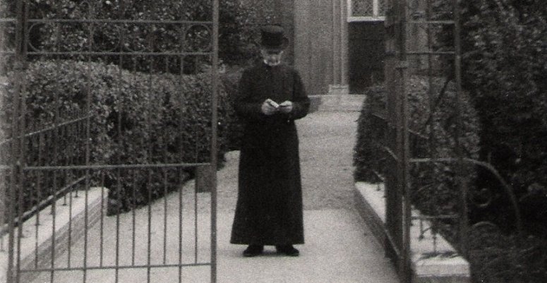 1905-Pastoor Kortekaas op de brug van 1874