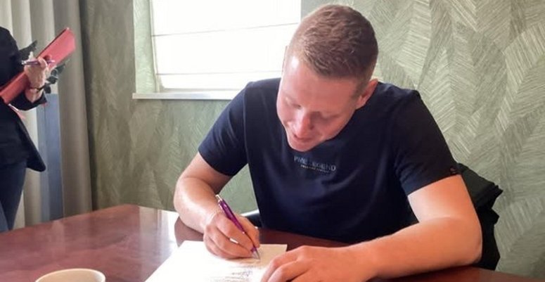 Greg tekent het Koopcontract Greg van Leeuwen tekent koopcontract (9-10-2025)