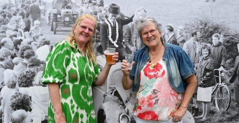 Kermiszussen 25 jaar samen 2025 Kermiszussen Petra en Lia van Egmond (Paparazzi Media)