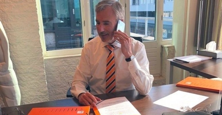 Burgemeester Heiliegers belt de 9 inwoners (foto: Gemeente Uithoorn)