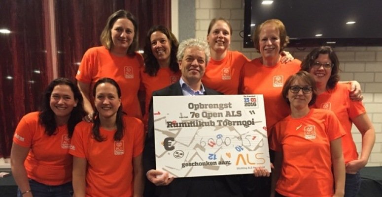 De dames van de organisatie van het ALS Rummikub Toernooi poseren samen met drs. Gorrit-Jan Blonk, directeur van Stichting ALS Nederland, trots met de cheque van 6000,95 euro: 'Waar een klein dorp groot in kan zijn...!' (Foto: OSW)