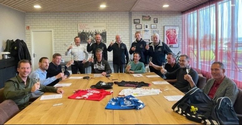 De nieuwe sponsoren van KDO samen met Stichting De Kwakel Toen & Nu