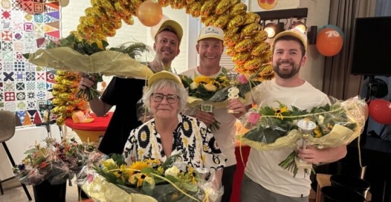 Tour de Kwakel vierde 70-jarig jubileum Op de foto: Iedereen in de bloemetjes gezet. Foto: aangeleverd