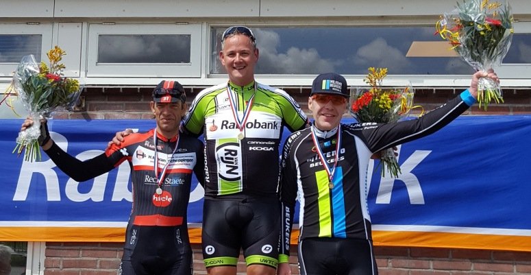 Harry van Pierre boven op het podium