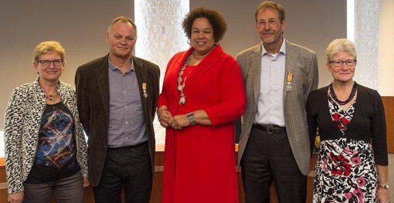 v.l.n.r. Wilma en Hans Sassen, Burgemeester Oudshoorn, drs. W. Boomsma en echtgenote