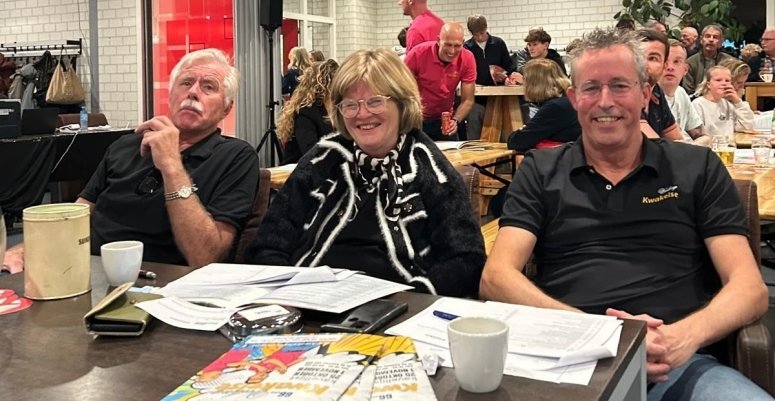 Kwakelse Veiling met een nieuwe record 1e avond Notaris Akkerman tussen Veilingmedewerkers