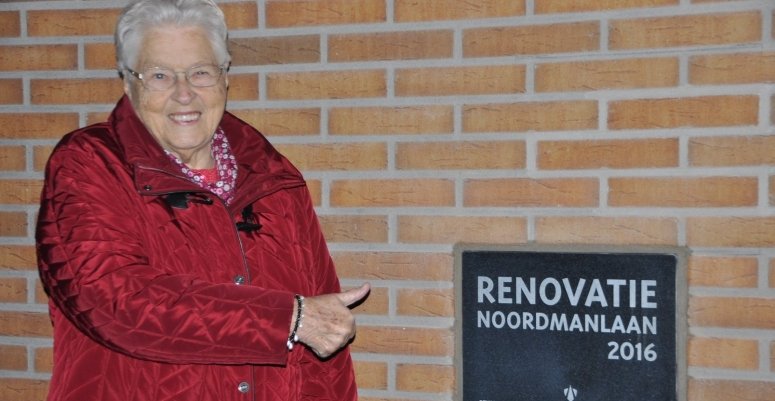 Mevrouw Haak bij de gevelsteen (8 november) (Foto: Paparazzi Media)