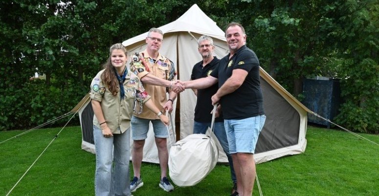 Twee tenten geschonken aan de scouting Maandagavondcomité KOAF schenkt scouting 2 tenten (Paparazzi Media)