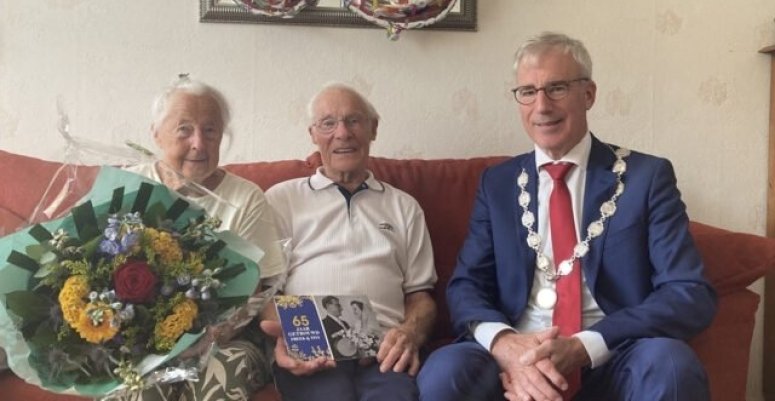 Burgemeester bezoekt 65-jarig bruidspaar Stuart Foto: gemeente Uithoorn.