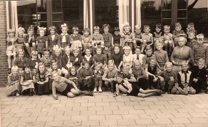 schoolklas-va-juffr-graven-de-klerk-1954-001.jpg